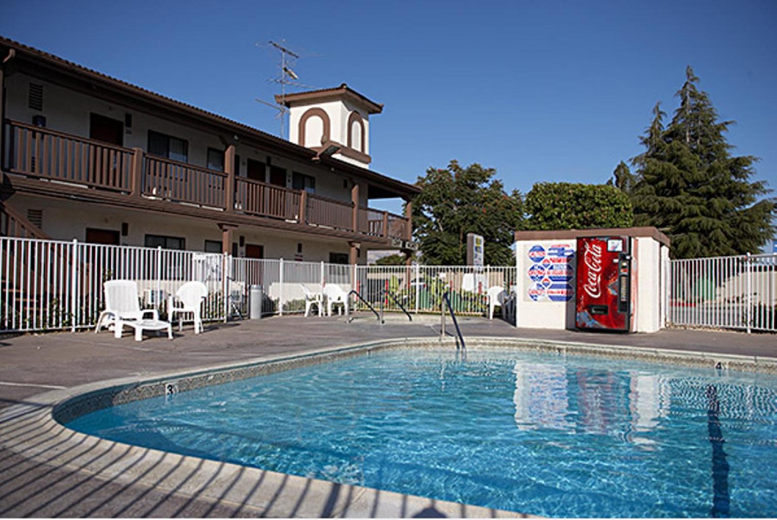 EZ 8 Motel Newark